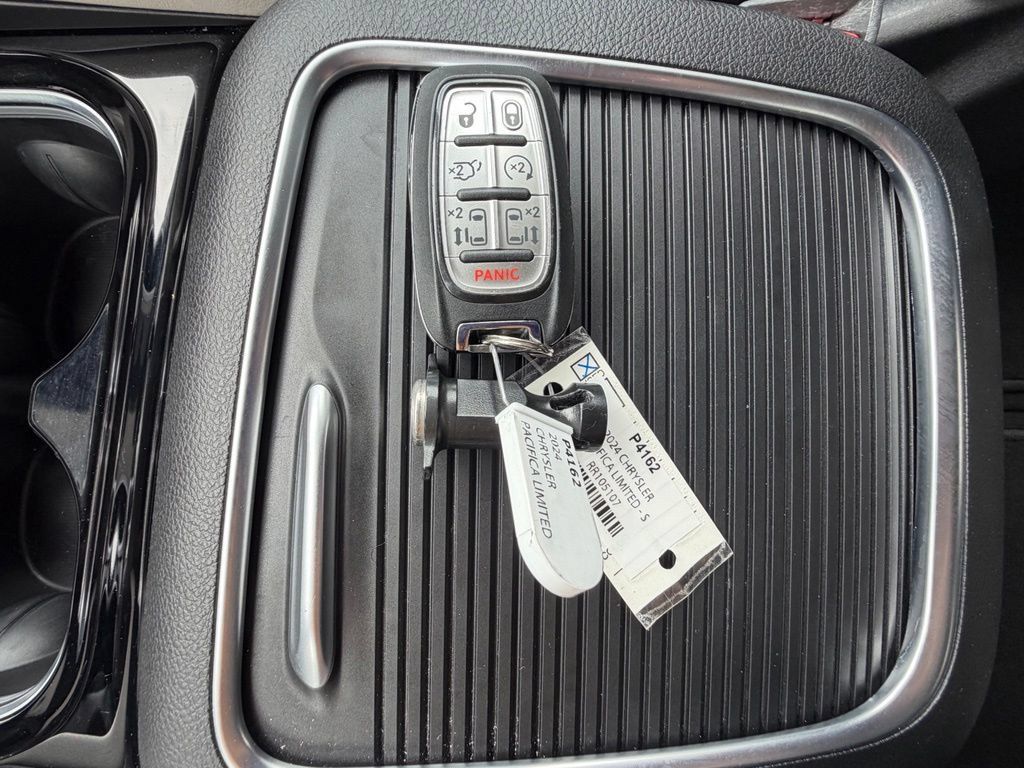 Used 2024 Chrysler Pacifica Limited FWD image 40