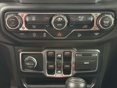 Used 2019 Jeep Wrangler Unlimited Sahara image 37