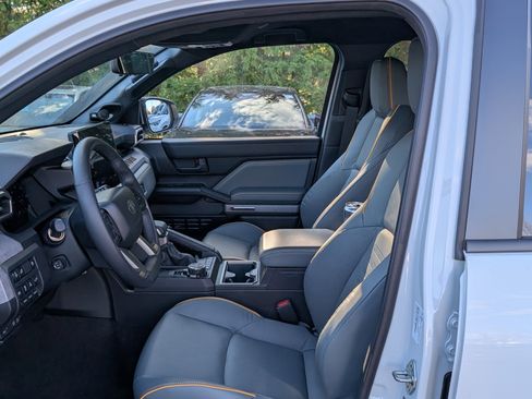 Used 2025 Toyota 4Runner Trailhunter image 16