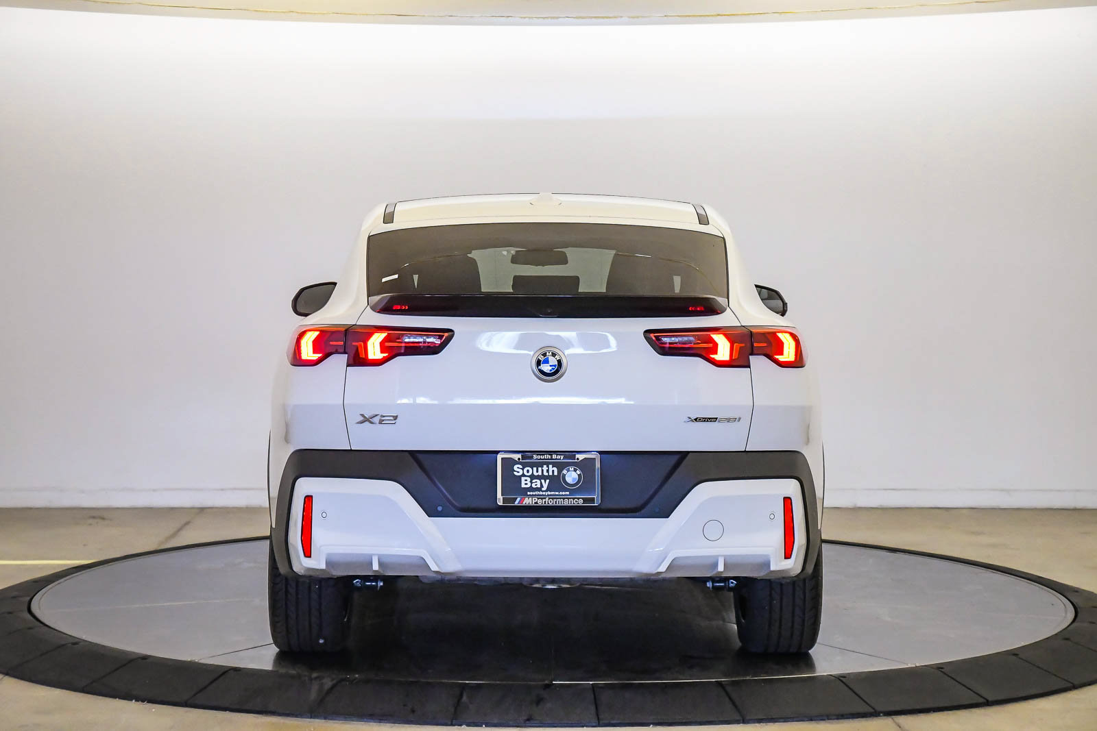 Used 2026 BMW X2 xDrive28i w/ Technology Package AWD/4WD image 3