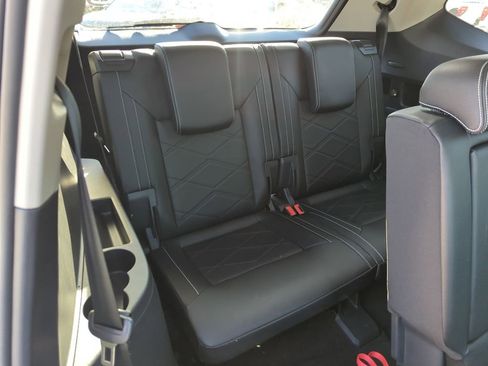 Certified 2025 Volkswagen Atlas SE image 33