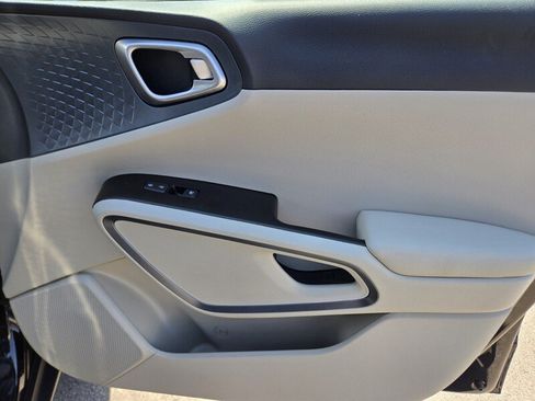 Certified 2025 Kia Soul EX FWD image 17