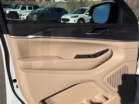 Used 2025 Jeep Grand Cherokee Limited image 11