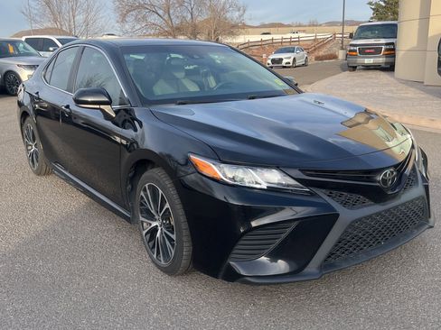Used 2018 Toyota Camry SE image 3