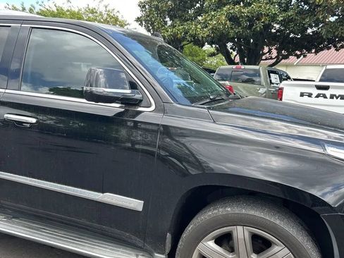 Used 2016 Cadillac Escalade Luxury AWD/4WD image 13