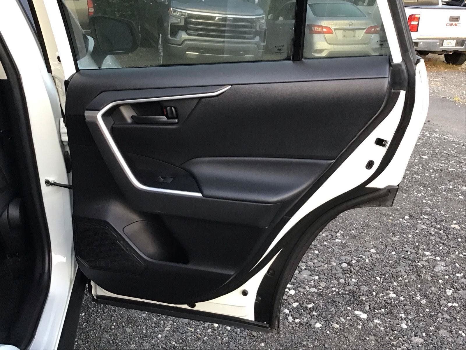 Used 2022 Toyota RAV4 LE FWD image 6