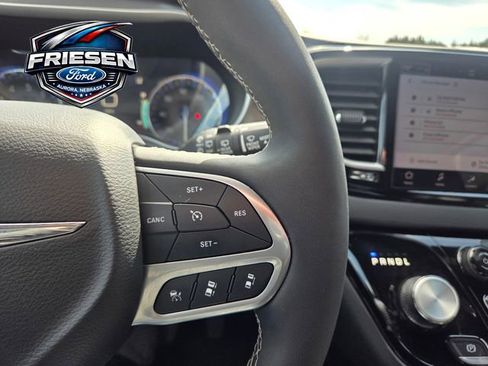 Used 2025 Chrysler Pacifica Select image 14