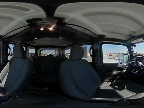 Used 2025 Jeep Wrangler Sahara image 42