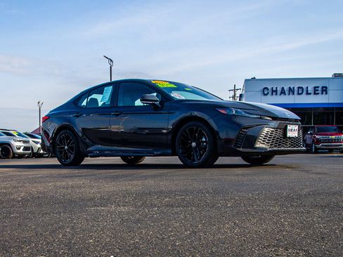 Used 2025 Toyota Camry SE FWD image 9