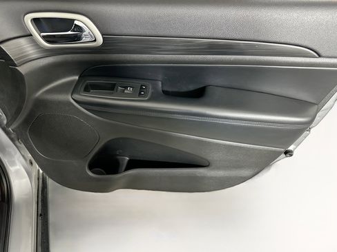 Used 2021 Jeep Grand Cherokee Laredo image 29