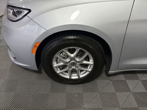 Used 2024 Chrysler Pacifica Touring-L image 12