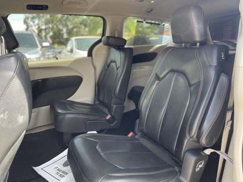 Used 2018 Chrysler Pacifica Touring-L image 15