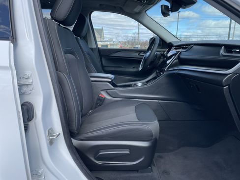 Certified 2023 Jeep Grand Cherokee Laredo w/ Luxury Tech Group I image 13