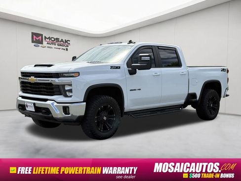Used 2024 Chevrolet Silverado 2500 LT AWD/4WD image 3