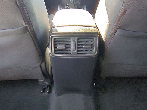 Used 2018 Nissan Rogue SV image 29