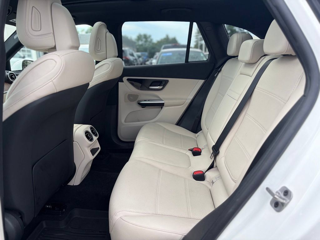 Used 2025 Mercedes-Benz GLC 300 4MATIC image 13
