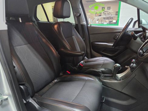 Used 2017 Chevrolet Trax LT w/ LT Convenience Package FWD image 21