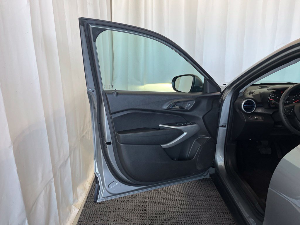 Used 2024 Chevrolet Trax LS w/ LS Convenience Package FWD image 17