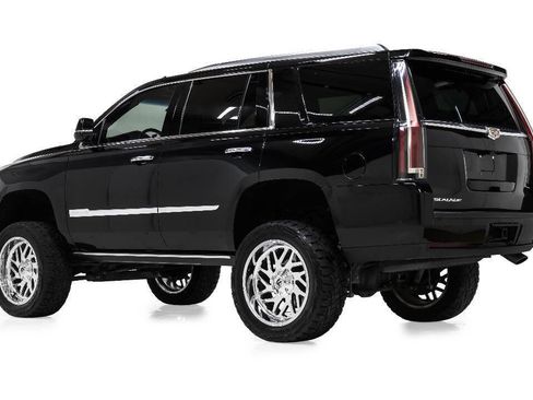 Used 2019 Cadillac Escalade Platinum AWD/4WD image 4