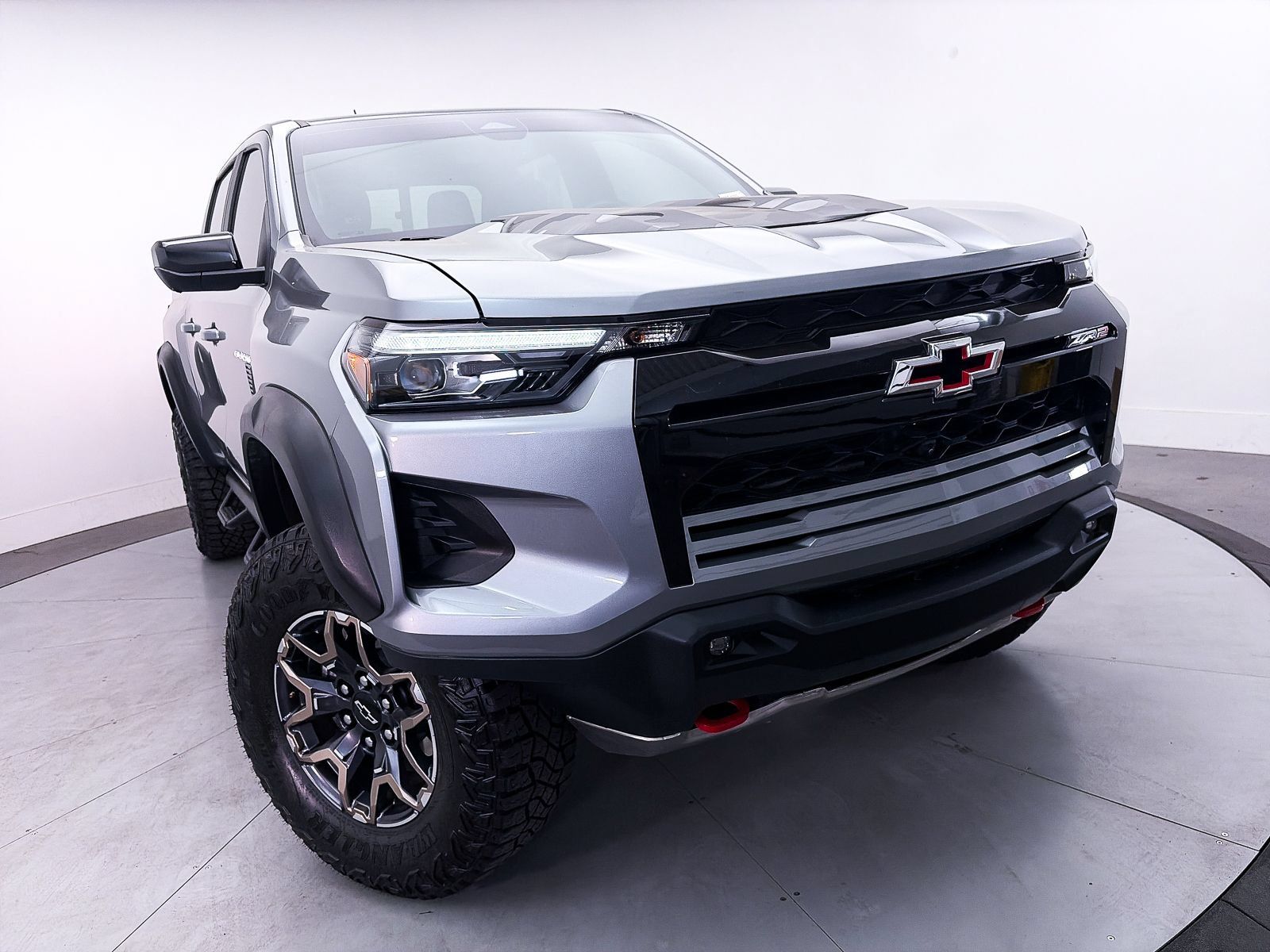 Used 2024 Chevrolet Colorado ZR2 w/ Technology Package AWD/4WD image 3