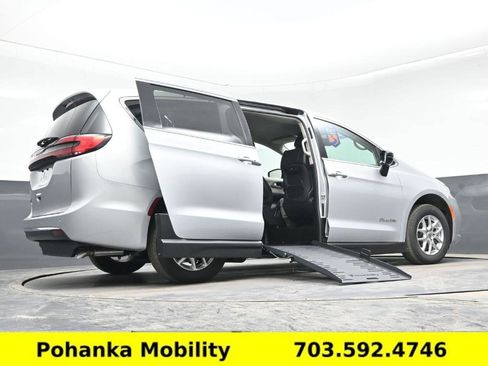 Used 2024 Chrysler Pacifica Touring-L image 15