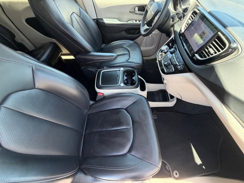 Used 2024 Chrysler Pacifica Touring-L FWD image 11