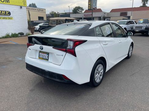 Used 2021 Toyota Prius LE image 3