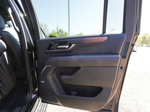 Used 2026 GMC Yukon XL Denali w/ Sun & Power Step Package AWD/4WD image 12