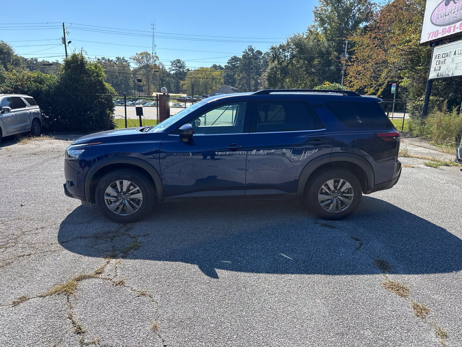 Used 2025 Nissan Pathfinder SV FWD image 2