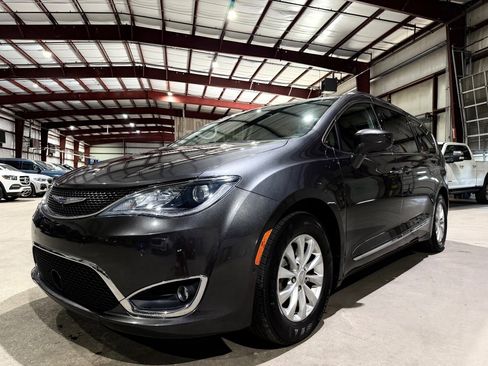 Used 2018 Chrysler Pacifica Touring-L Plus w/ Advanced Safetytec Group FWD image 9
