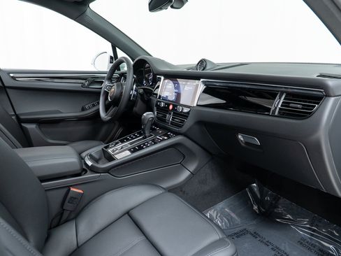 Used 2025 Porsche Macan image 24