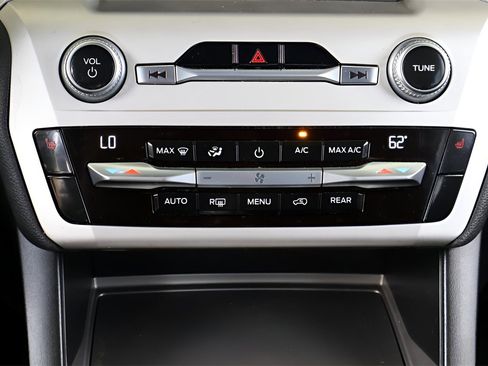 Used 2021 Ford Explorer XLT image 18