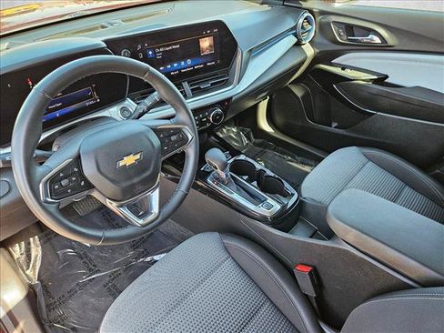 Used 2025 Chevrolet Trax LT w/ LT Convenience Package FWD image 12