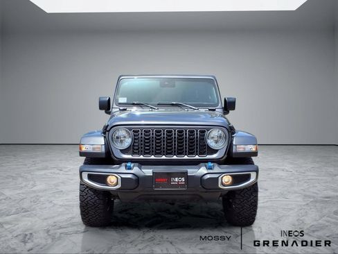 Used 2025 Jeep Gladiator Sport AWD/4WD image 3