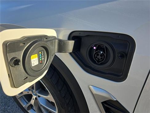 Used 2025 BMW X5 xDrive50e image 6