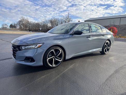 Used 2022 Honda Accord Sport image 2