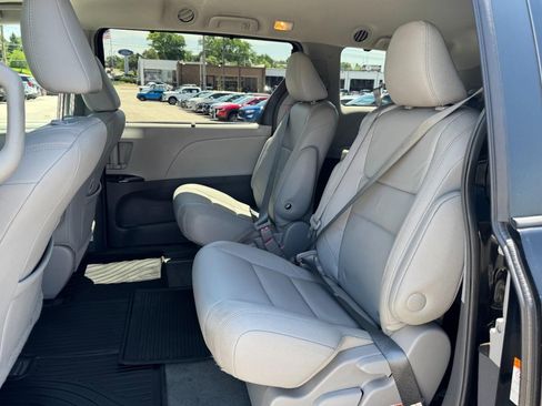 Used 2017 Toyota Sienna XLE FWD image 10