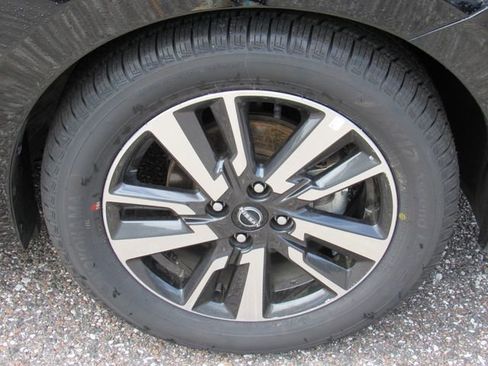 Certified 2025 Nissan Versa SV image 9