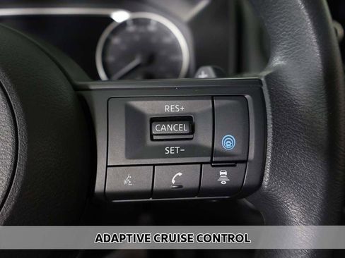 Used 2024 Nissan Rogue SV FWD image 3