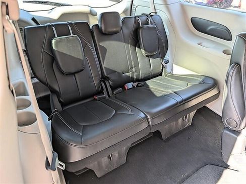 Used 2024 Chrysler Pacifica Touring-L FWD image 28