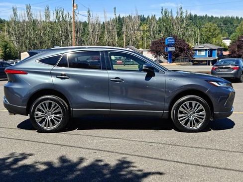 Used 2021 Toyota Venza XLE image 8