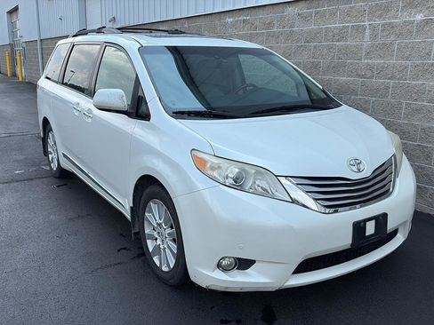 Used 2012 Toyota Sienna Limited w/ Premium Pkg AWD/4WD image 2