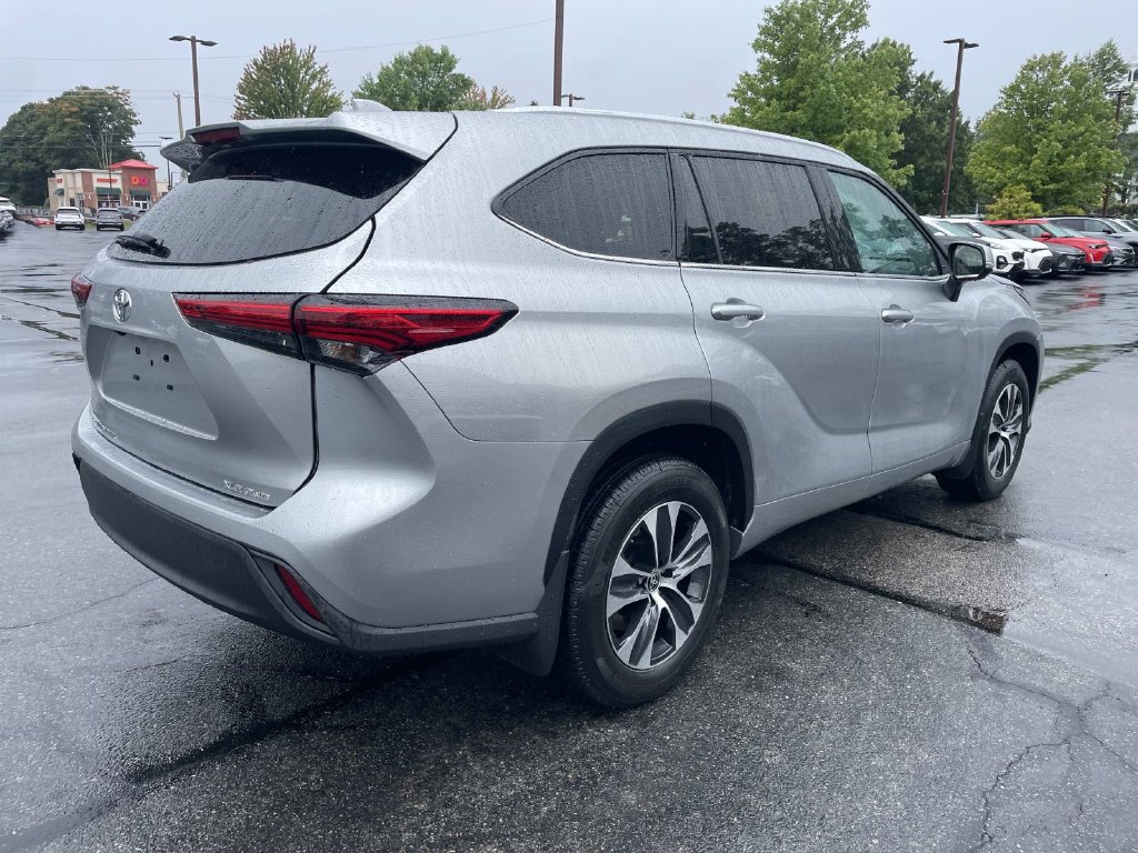 Used 2022 Toyota Highlander XLE AWD/4WD image 9