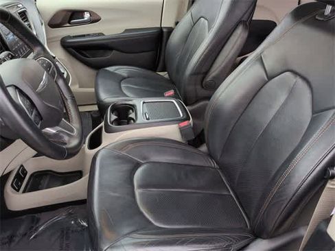 Used 2018 Chrysler Pacifica Touring-L Plus w/ Tire & Wheel Group image 16