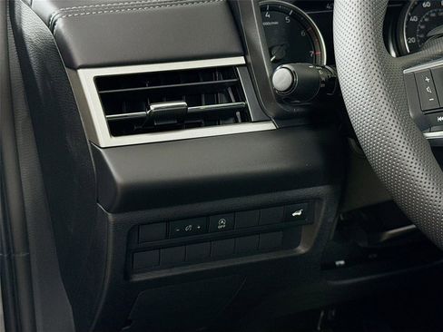 New 2026 Mitsubishi Outlander SE image 10