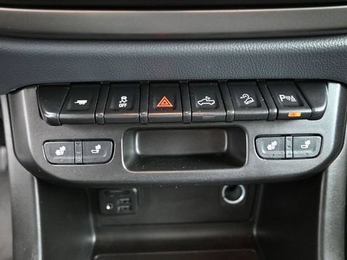 Used 2021 Chevrolet Colorado Z71 AWD/4WD image 17