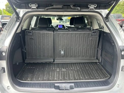 Used 2024 Toyota Highlander XLE AWD/4WD image 10