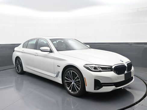 Used 2023 BMW 530e xDrive w/ Premium Package AWD/4WD image 3