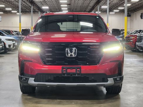 Used 2025 Honda Pilot TrailSport image 2