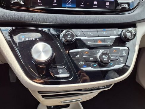 Used 2023 Chrysler Pacifica Touring-L FWD image 9